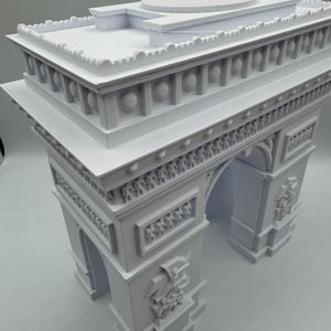 Może przedstawiać: Biały model Łuku Triumfalnego, znanego paryskiego zabytku. Model posiada szczeg&oacute;łowe rzeźbienia, łuki i kopulasty dach. Miniaturowa replika z misternymi detalami.