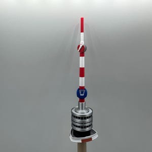 Op de afbeelding: Een set van drie keramische mokken met een gespikkelde, matte afwerking. De mokken zijn in cr&egrave;me, lichtgrijs en donkergrijs. Elke mok heeft een eenvoudig, minimalistisch ontwerp en een afgeronde handgreep.