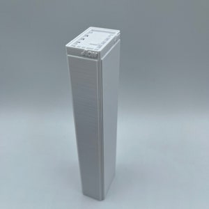 K&ouml;nnte beinhalten: Ein wei&szlig;es 3D-gedrucktes Modell eines Wolkenkratzers mit dem Wort "407" auf der Seite.