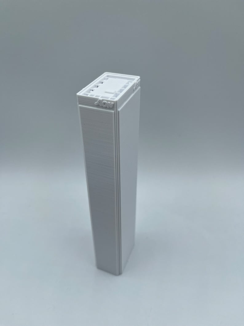 K&ouml;nnte beinhalten: Ein wei&szlig;es 3D-gedrucktes Modell eines Wolkenkratzers mit dem Wort "407" auf der Seite.