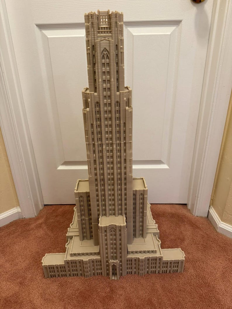 Puede incluir: Un modelo detallado de un edificio alto de color beige con un techo puntiagudo y muchas ventanas. El modelo est&aacute; hecho de pl&aacute;stico y mide aproximadamente 30 cm de alto.