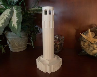 Puede incluir: Un modelo impreso en 3D blanco de la Torre Coit en San Francisco. El modelo está detallado con ventanas y una base.