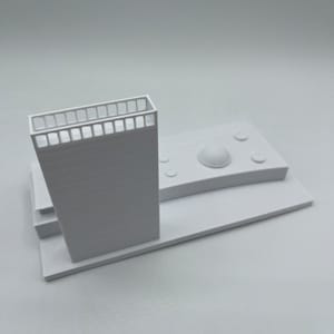 K&ouml;nnte beinhalten: Ein wei&szlig;es 3D-gedrucktes Modell eines Geb&auml;udes mit einem Balkon und einem kuppelf&ouml;rmigen Dach. Das Modell steht auf einem wei&szlig;en Sockel.