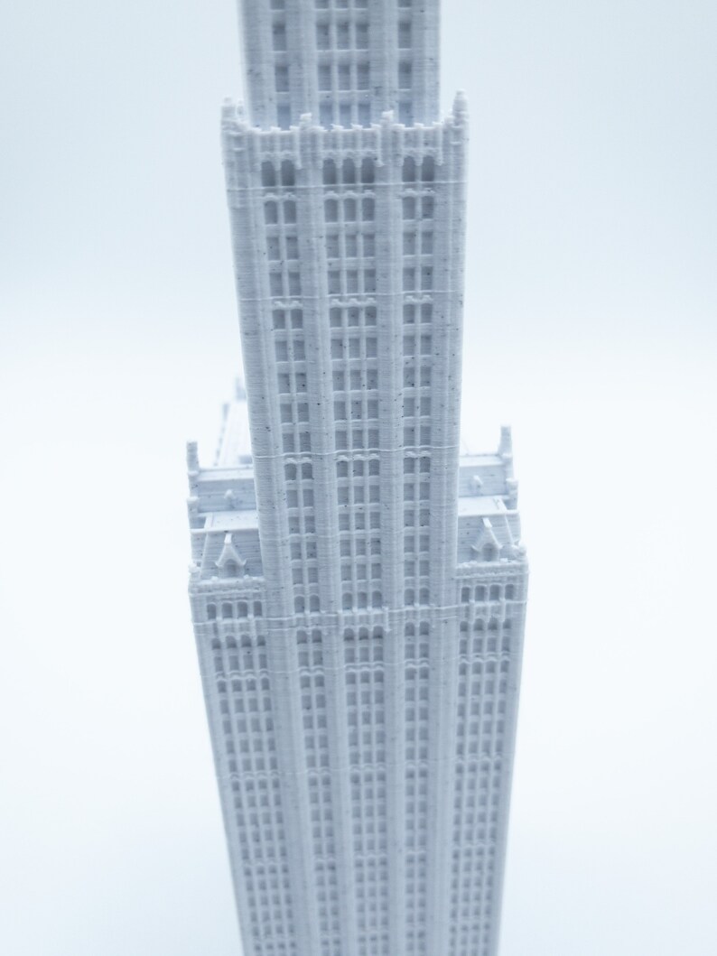 K&ouml;nnte beinhalten: Ein wei&szlig;es 3D-gedrucktes Modell eines hohen Wolkenkratzers mit vielen Fenstern und komplizierten Details.