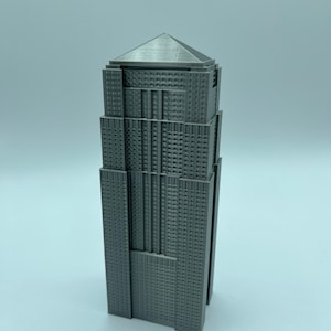 Peut inclure: Mod&egrave;le 3D imprim&eacute; en gris d'un gratte-ciel avec un toit plat et de nombreuses fen&ecirc;tres.