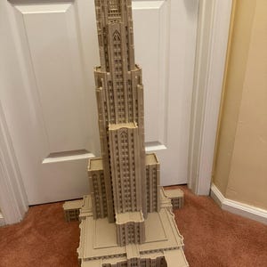 Puede incluir: Un modelo detallado de un edificio alto de color beige con un techo puntiagudo y muchas ventanas. El modelo est&aacute; hecho de pl&aacute;stico y mide aproximadamente 30 cm de alto.