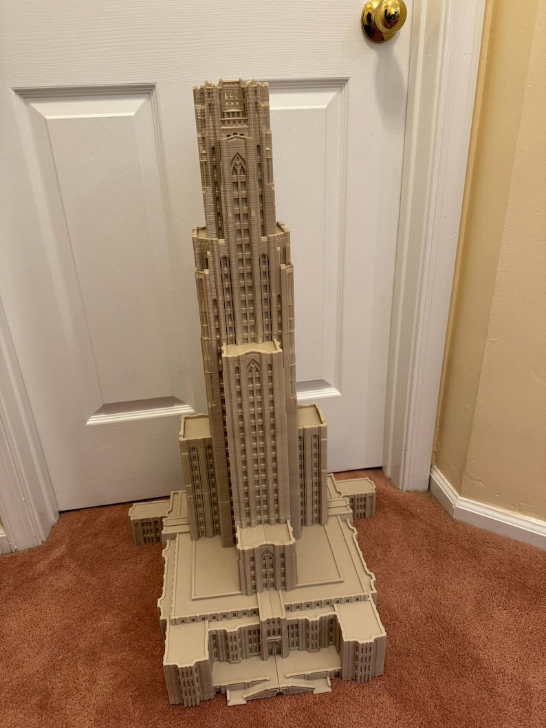 Puede incluir: Un modelo detallado de un edificio alto de color beige con un techo puntiagudo y muchas ventanas. El modelo est&aacute; hecho de pl&aacute;stico y mide aproximadamente 30 cm de alto.