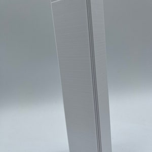 K&ouml;nnte beinhalten: Ein wei&szlig;es 3D-gedrucktes Modell eines hohen Geb&auml;udes mit dem Text "404" oben.