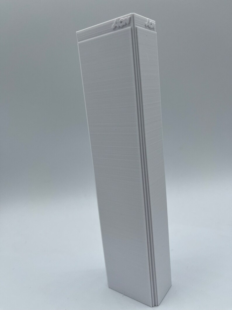K&ouml;nnte beinhalten: Ein wei&szlig;es 3D-gedrucktes Modell eines hohen Geb&auml;udes mit dem Text "404" oben.