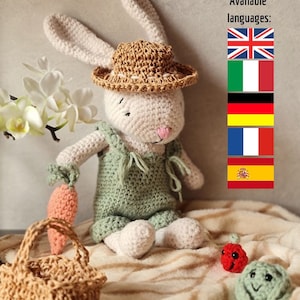 Schema all'uncinetto per coniglio amigurumi, schema per giocattolo coniglietto fatto a mano, coniglietto da picnic con cappello e cestino pieno di cibo all'uncinetto, carota e mela come giocattolo