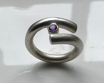 Individually cast hallmarked sterling silver ring, 3mm round band, tube set with a 3mm faceted African amethyst gem, frosted finish UK-N,
