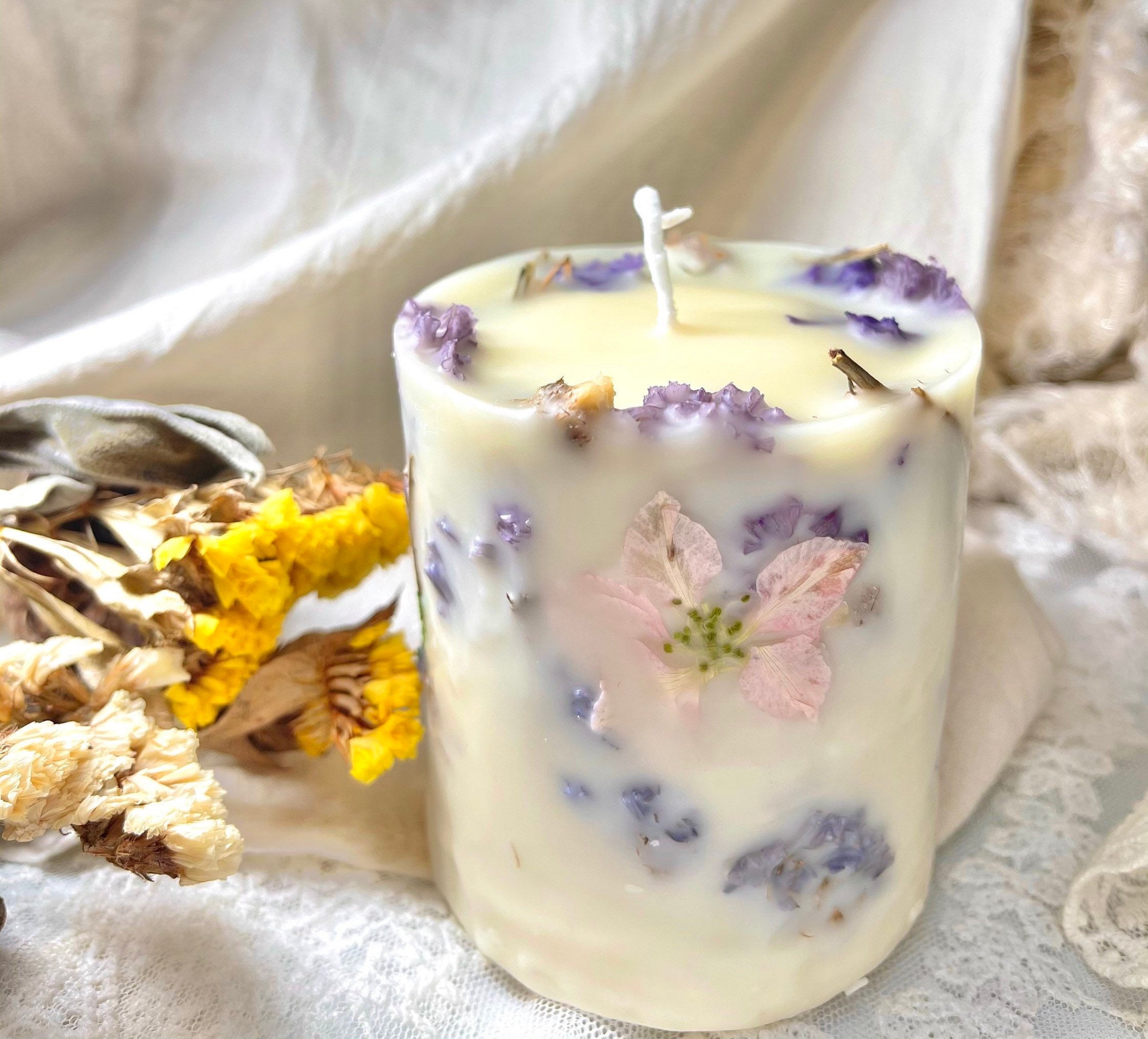 Dried flower candle and lithotherapy