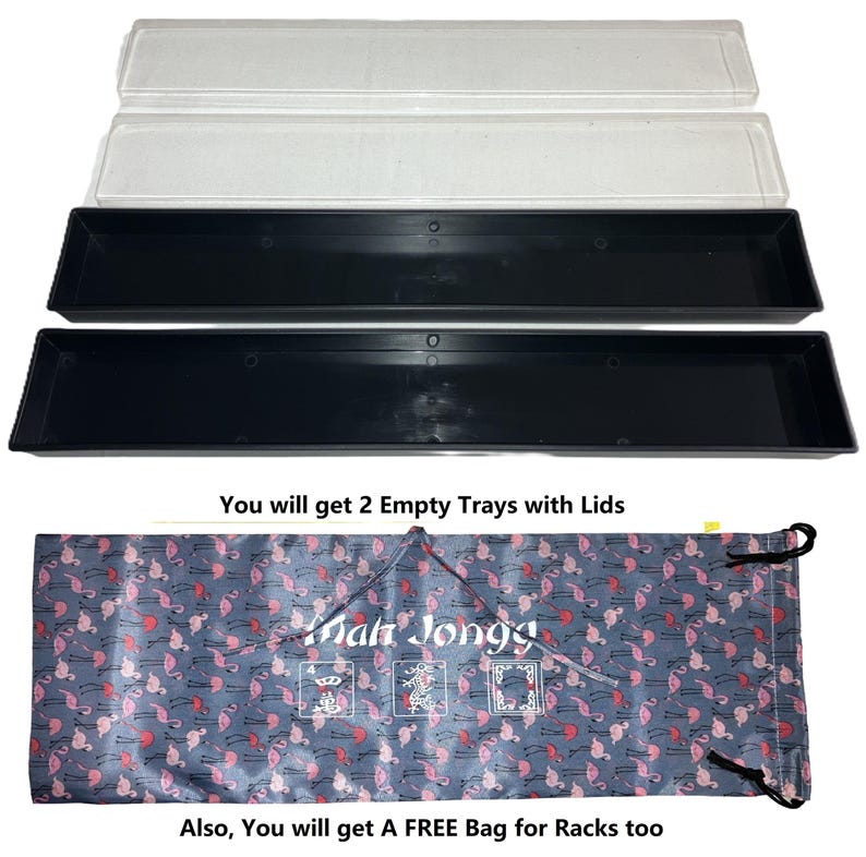 Op de afbeelding: Twee zwarte rechthoekige trays met doorzichtige deksels worden getoond. Daaronder is een trekkoordtas met een flamingopatroon en de tekst "Mah Jongg" zichtbaar. De tekst "You will get 2 Empty Trays with Lids" en "Also, You will get A FREE Bag for Racks too" zijn ook aanwezig.
