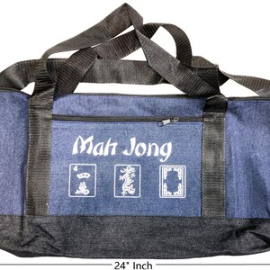 Może przedstawiać: Niebieska torba do gry w Mah Jonga z dżinsu, o długości 61 cm i wysokości 28 cm, z czarnymi wykończeniami i uchwytami. Torba zawiera nazwę gry i trzy ilustracje kart w kolorze białym.