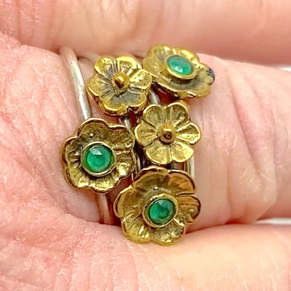Very Unusual Pretty  Green Flower Ring -  essentially 5 Rings joined together