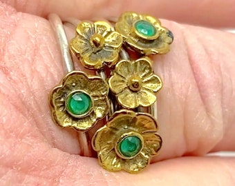 Very Unusual Pretty  Green Flower Ring -  essentially 5 Rings joined together