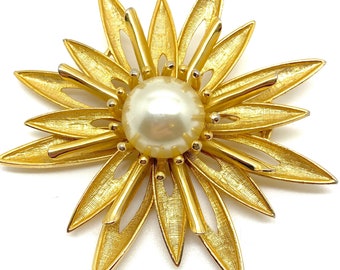 Spilla Cathè grande con perle e fiori astratti color oro degli anni '70