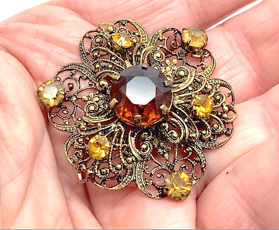 Femme Multicouche Avec Pendentif Chaîne Argent Or De Perles Blanches Femme Multicouche Avec Pendentif Chaîne Argent Or De Perles Blanches
