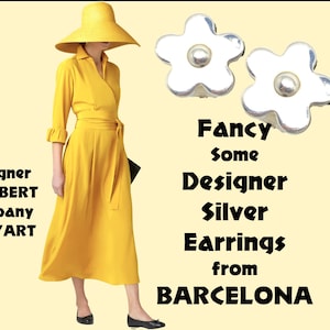 Op de afbeelding: Een paar zilveren oorringen in de vorm van een bloem met een parelmoerachtig centrum. De oorringen worden beschreven als "Fancy some Designer Silver Earrings from BARCELONA".