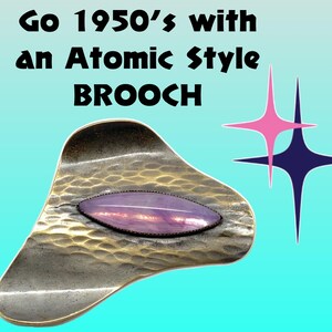 Könnte beinhalten: Eine Vintage-Brosche in Tropfenform mit einer texturierten, goldfarbenen Metallbasis und einem großen, ovalen, schillernden violetten Stein in der Mitte. Der Text "Go 1950's with an Atomic Style BROOCH" ist über der Brosche dargestellt.