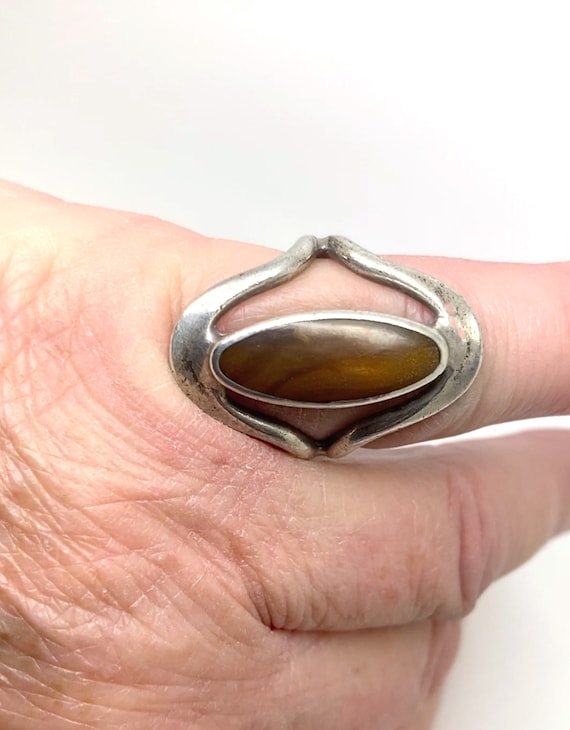 1950s Modernist Old Amber and 925 Silver Ring - image 7