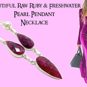 Könnte beinhalten: Eine silberne Halskette mit Anhängern aus rohem Rubin und Süßwasserperlen. Die Halskette hat drei tropfenförmige Rubinsteine und zwei runde Perlen. Der Text "BEAUTIFUL RAW RUBY & FRESHWATER PEARL PENDANT NECKLACE" steht oben.
