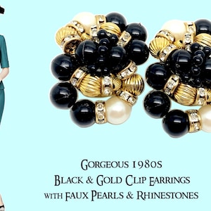 Pendientes de clip de los años 80 en negro y dorado con perlas de imitación y diamantes de imitación.