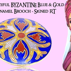 Puede incluir: Broche ovalado de esmalte azul y dorado con diseño bizantino. El broche presenta un círculo central y patrones radiantes en oro y rojo. El texto "BEAUTIFUL BYZANTINE BLUE & GOLD ENAMEL BROOCH - SIGNED RT" está en la parte superior.