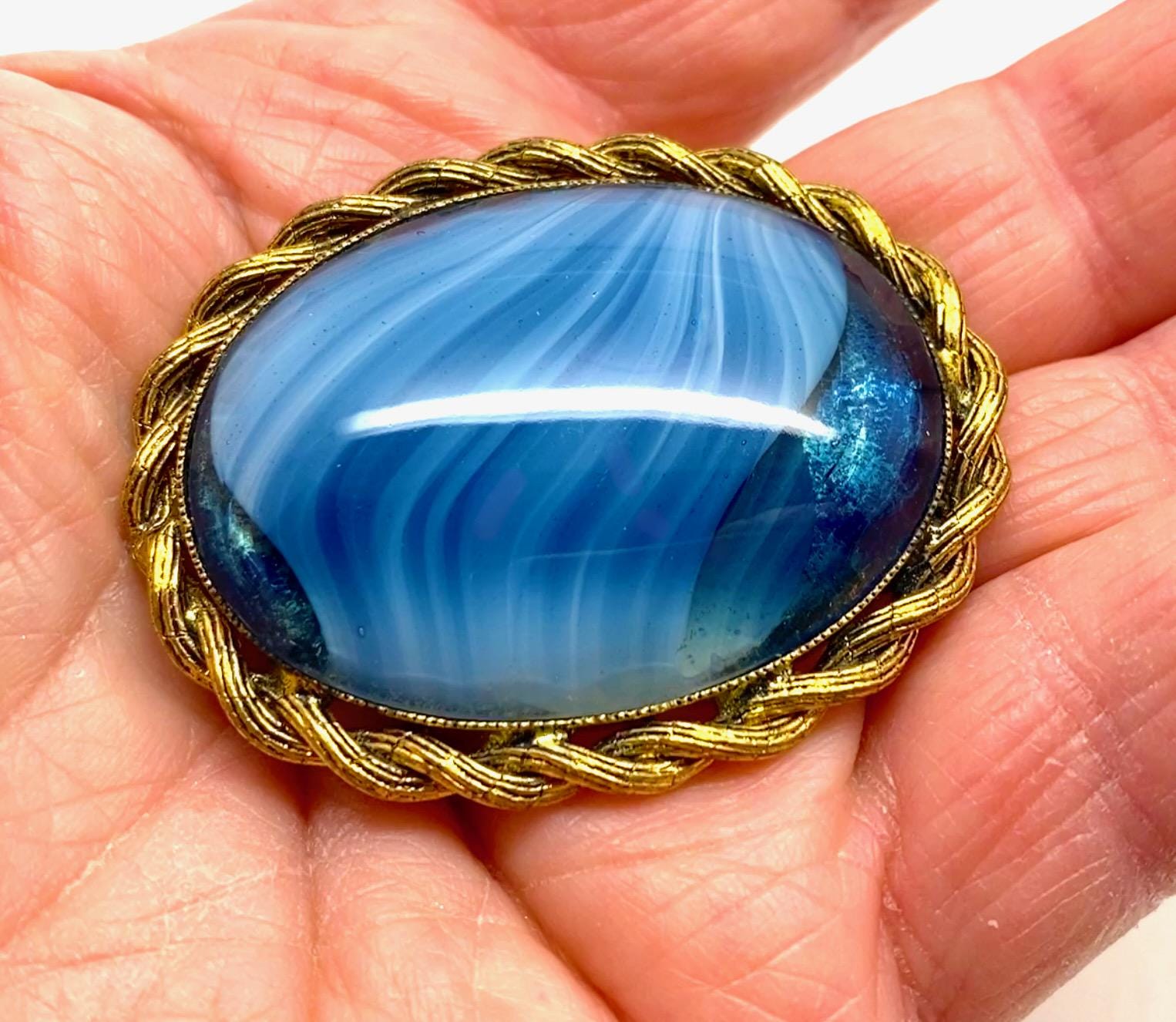 Broche Vintage Dorée Ovale Avec Marbre Blanc Et Bleu - Occasion (bon état) - France