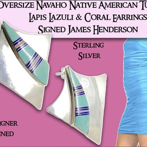 Könnte beinhalten: Übergroße Navajo-Ohrringe aus türkisfarbenem, Lapislazuli und Korallen. Die Ohrringe sind aus Sterlingsilber und von James Henderson signiert. Das Design ist vom Designer signiert.