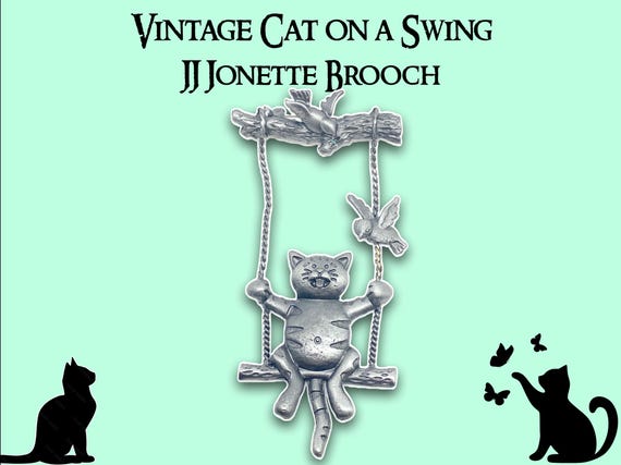 JJ による、ブランコに乗った珍しい猫のブローチピン。(Jonette