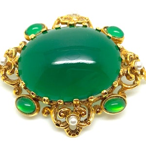 Wunderschöne Grüne Glas Cabochon und Perlen Brosche in Verzierter Vintage Gold Fassung
