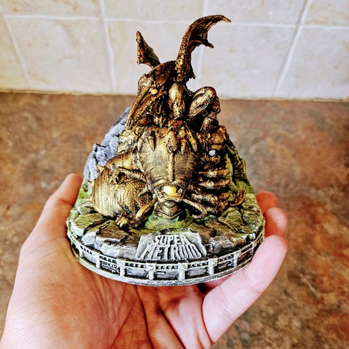 Mini statue dorée inspirée de Super Metroid peinte à la main sur commande