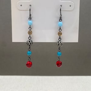 Anne Klein II hangoorbellen blauwe en rode kralen zilverkleurige oorbellen