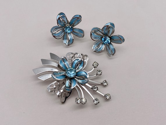 Bugbee and Niles 1940-50 Gold / Blue crystal broach and screw earring set Vintage Bugbee & Niles B.N. Brooch Earring Set Blue Center  main image 2