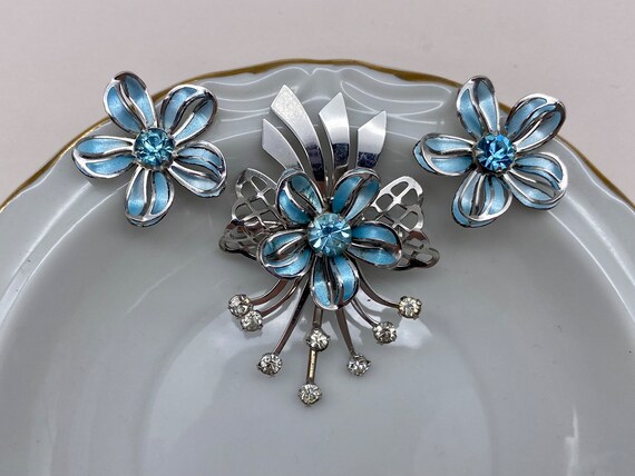 Bugbee and Niles 1940-50 Gold / Blue crystal broach and screw earring set Vintage Bugbee & Niles B.N. Brooch Earring Set Blue Center  main image 4
