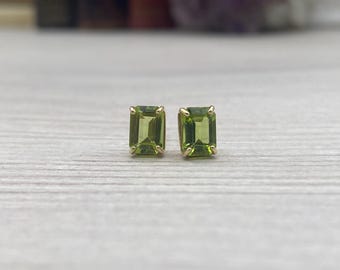 Örhängen i 14 karat gult guld med 2 karat smaragdslipade peridoter - Augusti Birthstone - Utan baksida