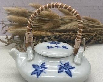 Tetera japonesa o tetera de sake, con estampado de hojas de arce azules y blancas, tetera vintage.