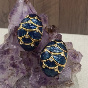 Orecchini a forma di uovo di Joan Rivers con strass, smalto blu scuro e verde e borchie color oro
