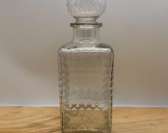 Decantador cuadrado de cristal con diseño de rombos y tapón redondo a juego, un cuarto de galón, estilo vintage de mediados de siglo.
