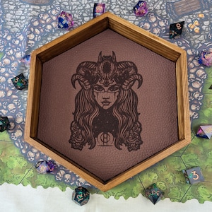 Vassoio per dadi Tiefling: vassoio in legno con base in similpelle incisa