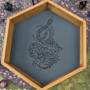 Bandeja de dados Serpiente Celestial: Madera grabada y piel sintética - TTRPG
