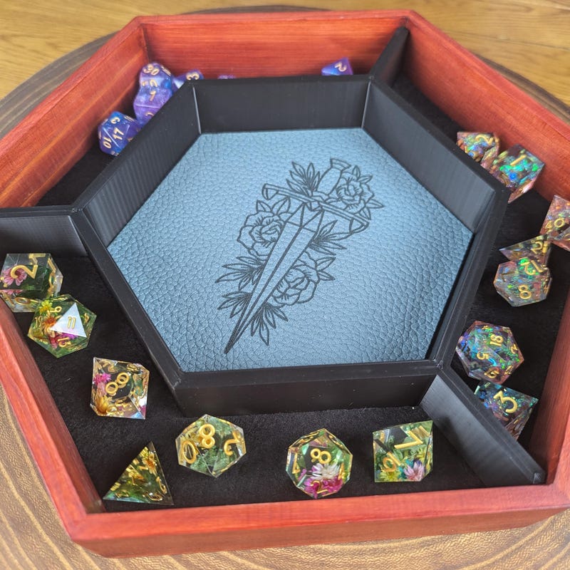 Bandeja Grande Para Dados De Madera - Incluye 5 Dados, Ideal Para Juegos De Mesa (40cm De Diámetro)