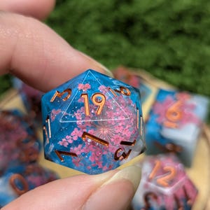 Körsbärsblommor Resin Tärningsset: Sharp Edge Polyhedral Tärningar bild 6