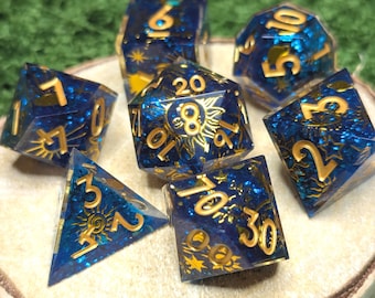 Celestial Galaxy-tärningsset: 7 blå och guldfärgade RPG-tärningar med vass kant och harts