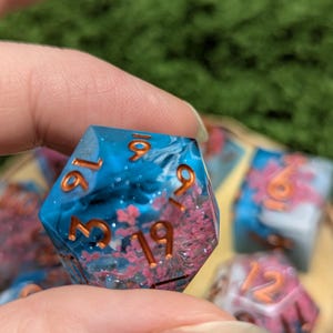 Körsbärsblommor Resin Tärningsset: Sharp Edge Polyhedral Tärningar bild 5