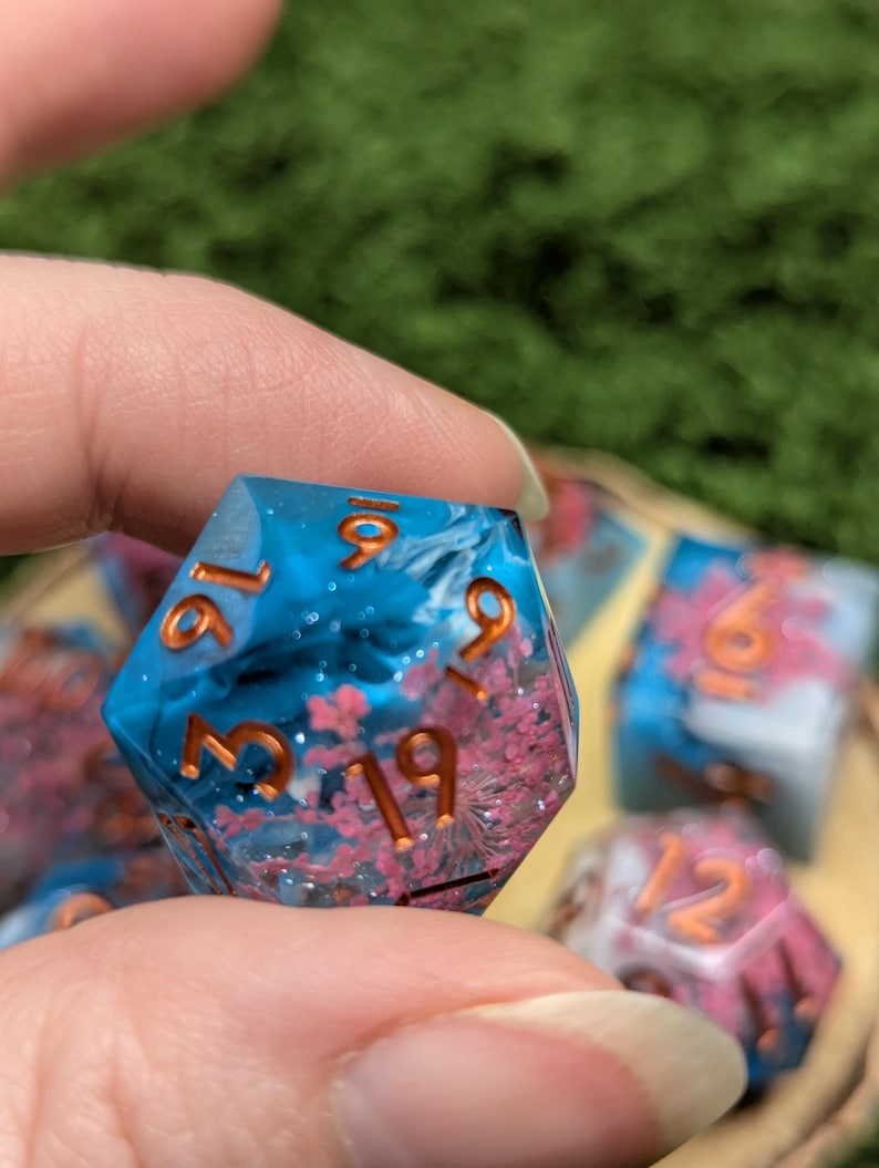 Körsbärsblommor Resin Tärningsset: Sharp Edge Polyhedral Tärningar bild 5
