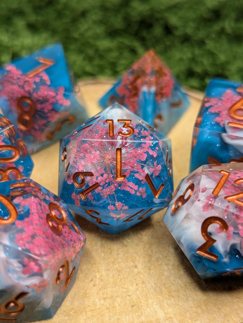 Körsbärsblommor Resin Tärningsset: Sharp Edge Polyhedral Tärningar bild 3