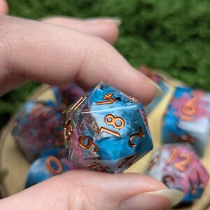 Körsbärsblommor Resin Tärningsset: Sharp Edge Polyhedral Tärningar bild 7