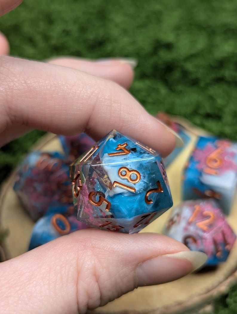 Körsbärsblommor Resin Tärningsset: Sharp Edge Polyhedral Tärningar bild 7